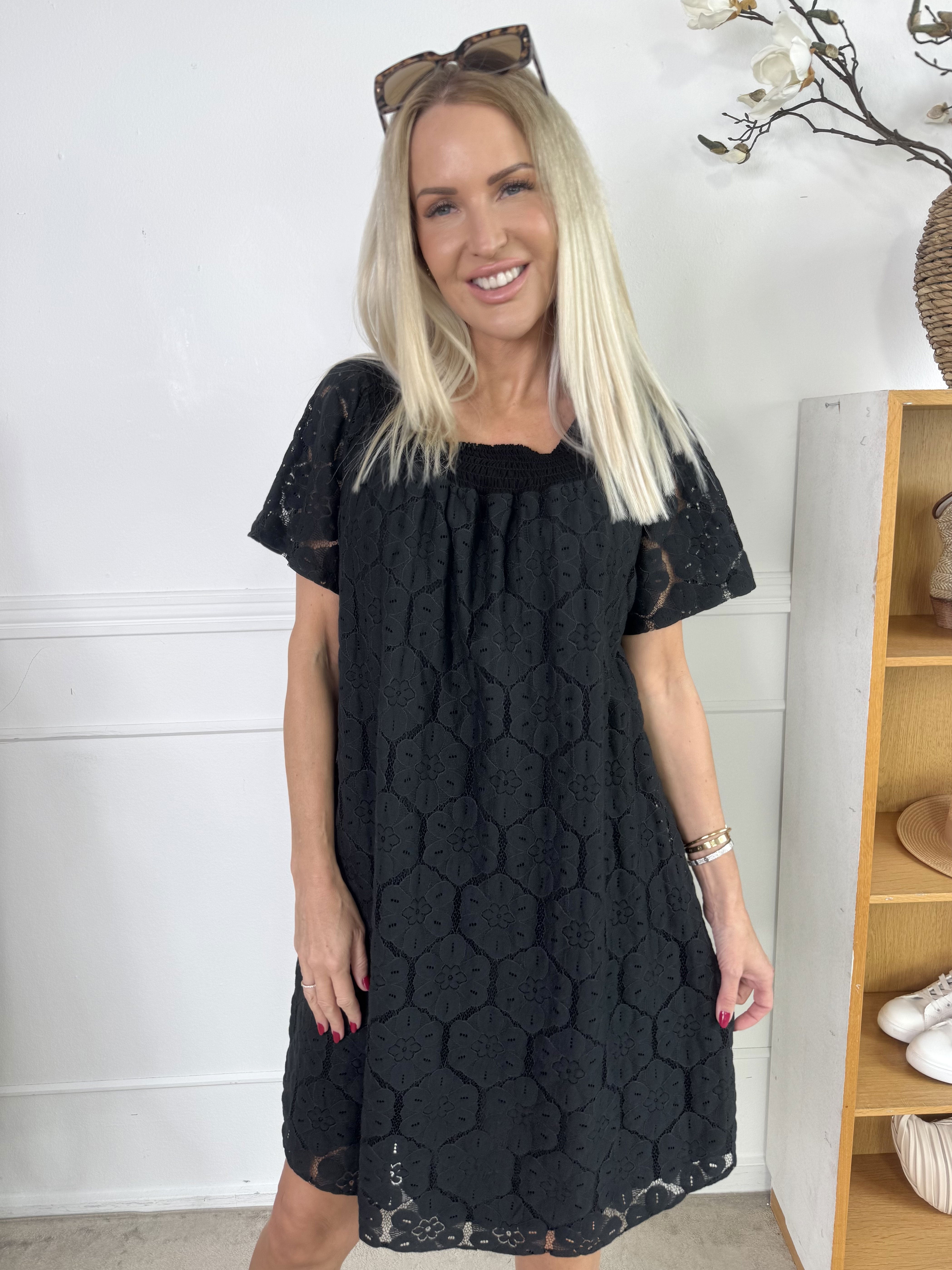 Fjola - Söt tunikaklänning i bomull med spets fram